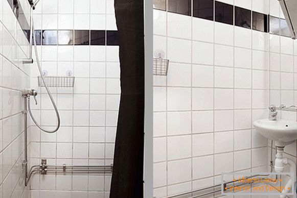 Interieur einer komfortablen Duschwohnung in Schweden