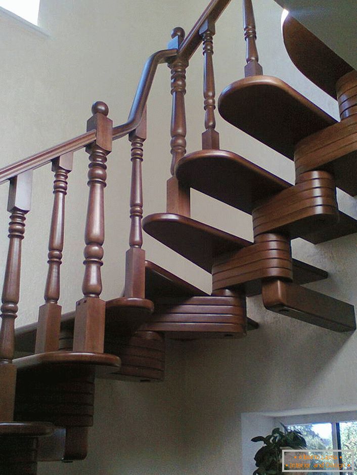 Elegante modulare Treppe für das Innere des Hauses in einem klassischen Stil.