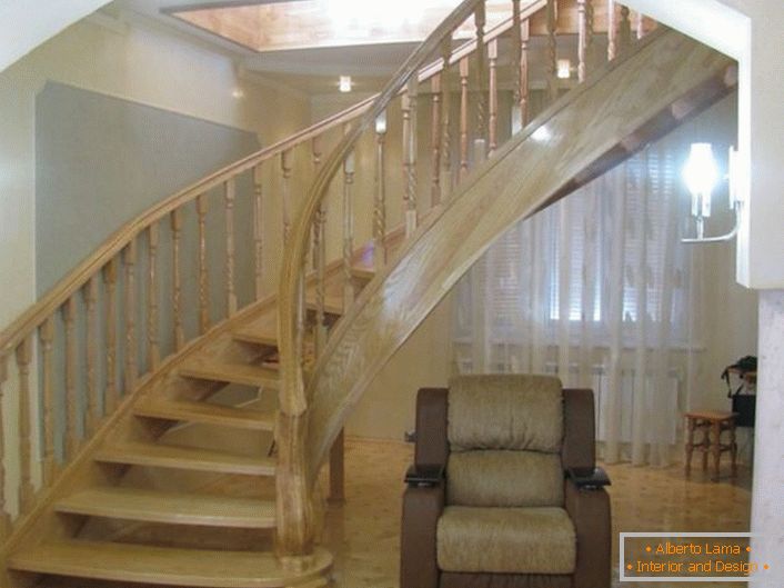 Elegante Treppe mit originellem Design. Das Design der Treppe ist aus edler heller Eiche gefertigt.