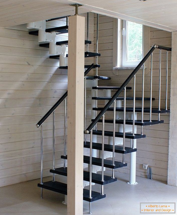 Die optimale Version einer eleganten modularen Treppe für ein Haus aus hellem Holz.