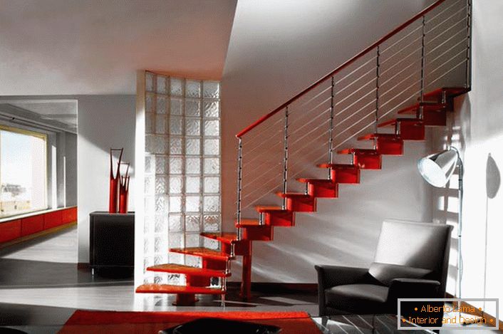 Ein elegantes Beispiel einer Treppe für das Innere des Hauses im Stil von High-Tech. Falls gewünscht, können Sie eine weitere Unterstützung in der Mitte der Spannweite platzieren.