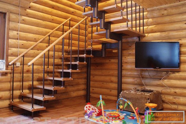 Ein modulares Treppenhaus für alle Generationen der Bewohner des Hauses. Elegantes, leichtes Design, spart Platz im Haus und baut schnell zusammen.