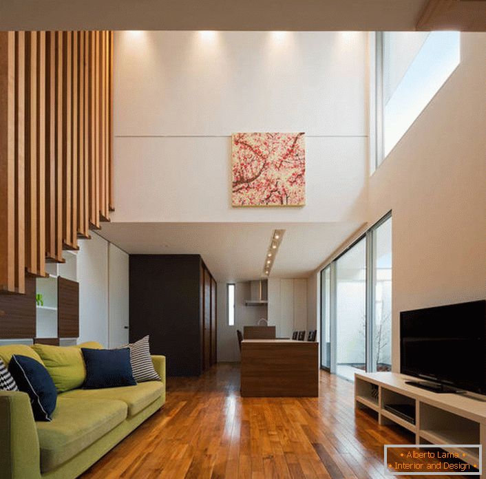 Lackiertes Parkettbrett - exquisite Dekoration des Wohnzimmerinnenraums in einem modernen Stil.