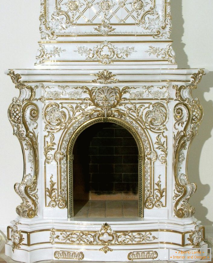 Ein prächtiger Kachelkamin im Barockstil ist mit goldenen Dekorelementen verziert. 