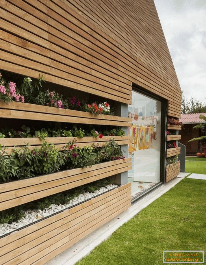 Ungewöhnliche Holzfassade mit Blumen