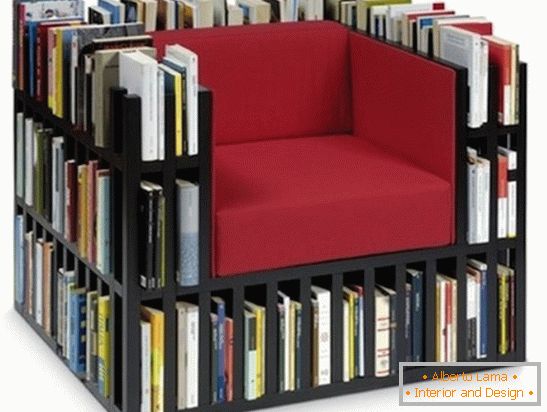 Sessel mit Zellen für Bücher