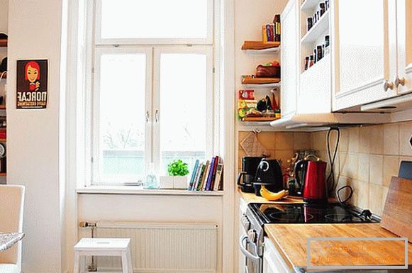 Foto eines Innenraums einer kleinen Küche