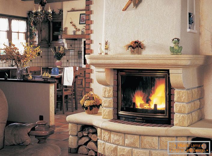 Ein gemütlicher, heller Kamin mit moderner Feuerstelle und hitzebeständigem Glas. Regale auf dem Kamin für Erinnerungsstücke und Familienfotos.
