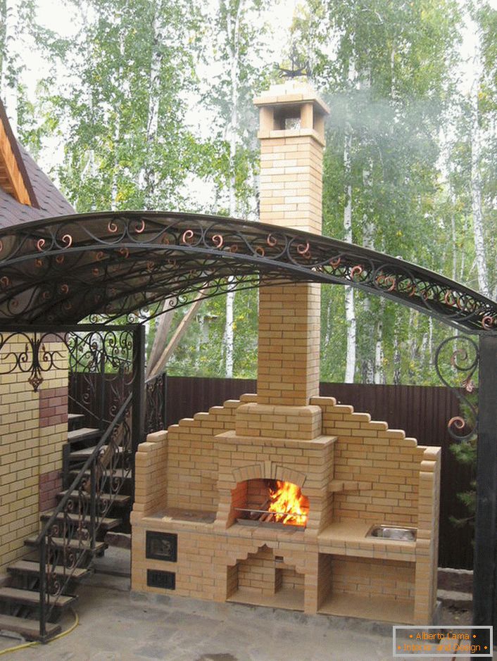 Einfach in der Ausführung, ein eleganter Kaminofen in einem Vorstadthaus in der Nähe von Moskau. 