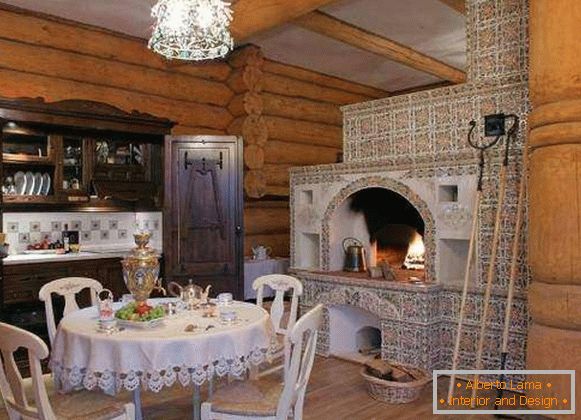 Russische ethnische Art im Innenraum - Foto in einem privaten Haus