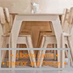 Tisch und Stühle aus Sperrholz