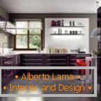 Design der violetten Küche с окном