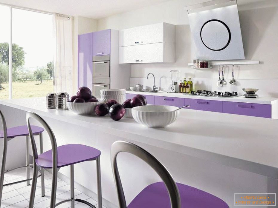 Weiß-violette Kücheninsel