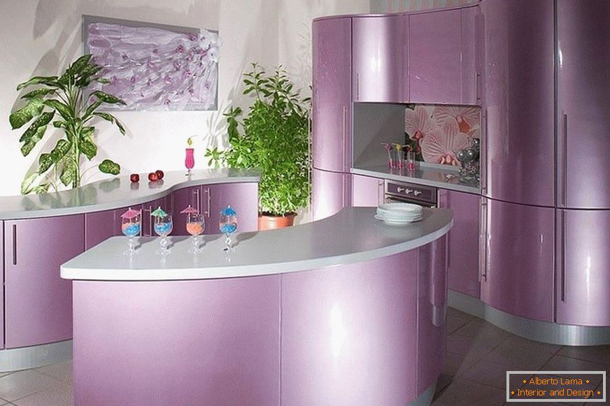Ungewöhnliches Design der lila Küche