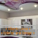 Design der violetten Küche с натяжными потолками