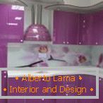 Purpurrote Küche mit weißer Tischplatte
