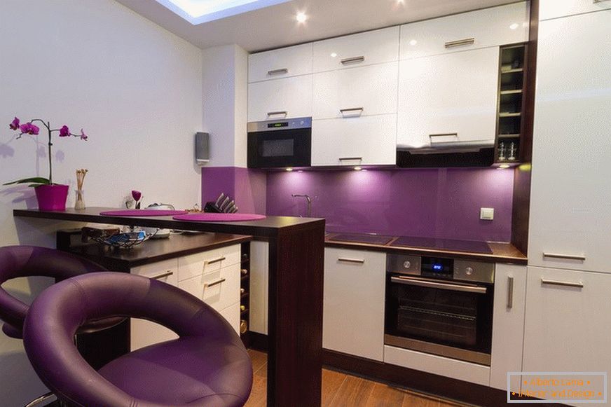 Design der violetten Küche в стиле модерн