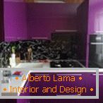 Purpurrote Farbe im Design einer kleinen Küche