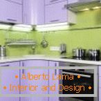 Entwurf einer kleinen grünen und purpurroten Küche