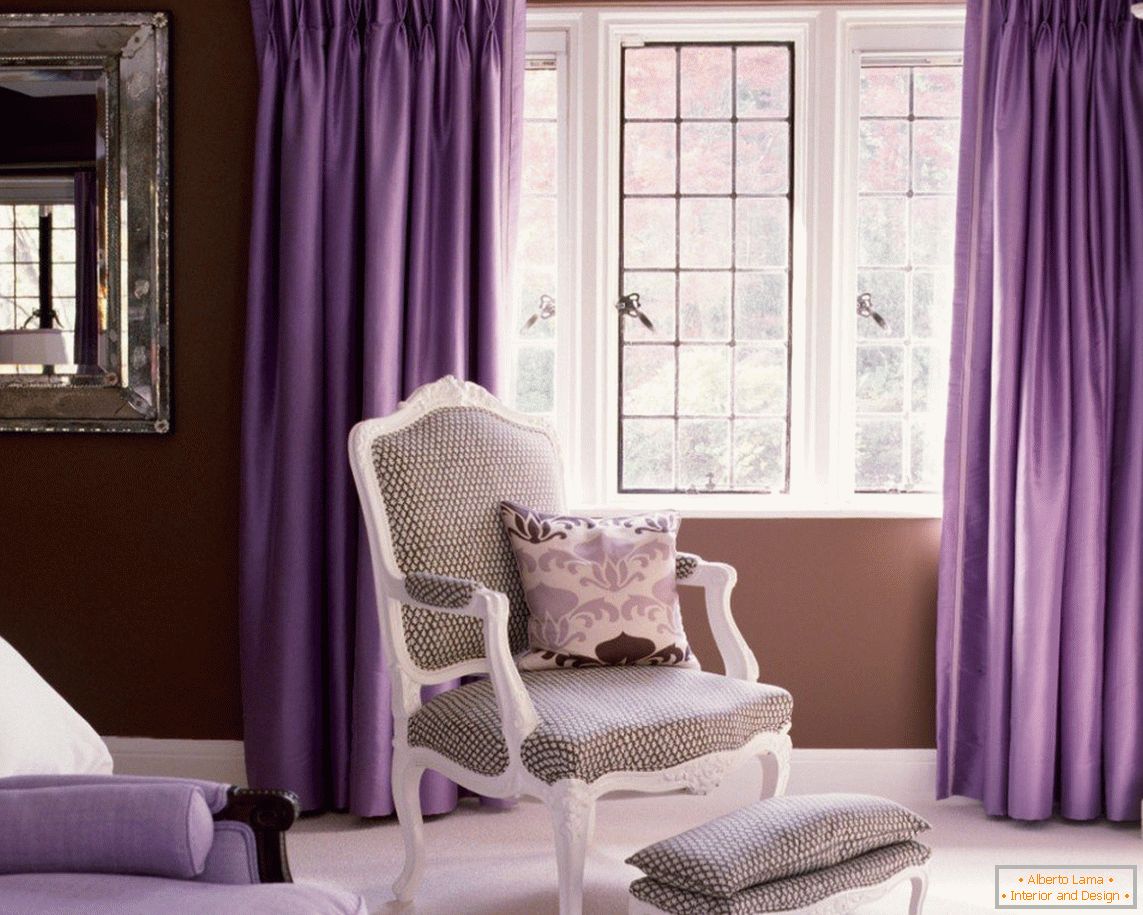 Violette Vorhänge am Fenster