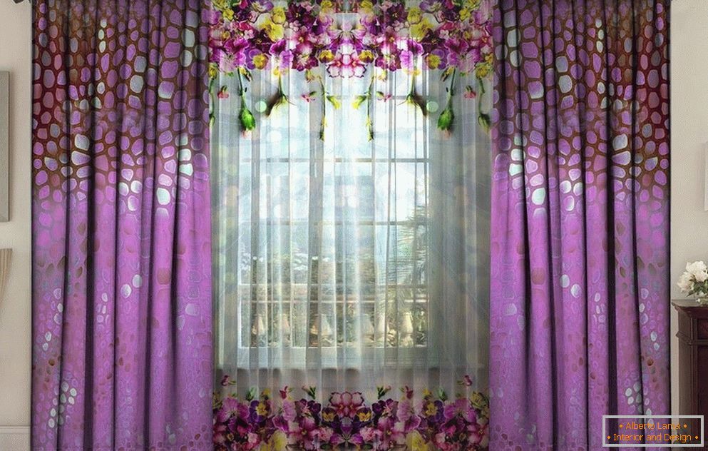 Vorhänge und Vorhänge in lila Tönen