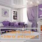 Wohnzimmer mit einem lila Sofa