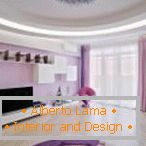 Geräumiges Wohnzimmer in violetten Farben