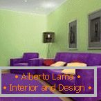 Lila Möbel und grüne Wände