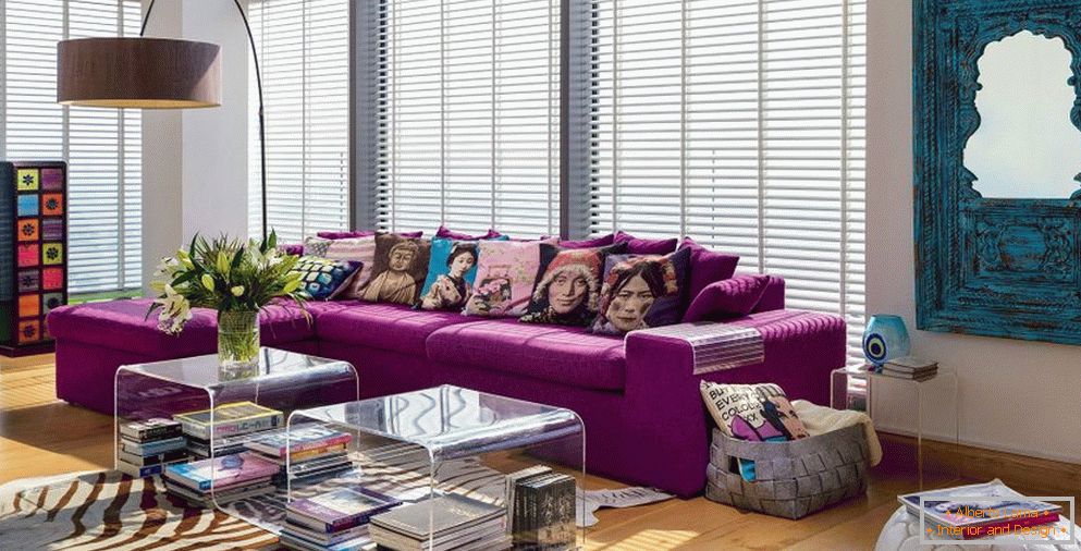 Bunte Kissen auf lila Sofa