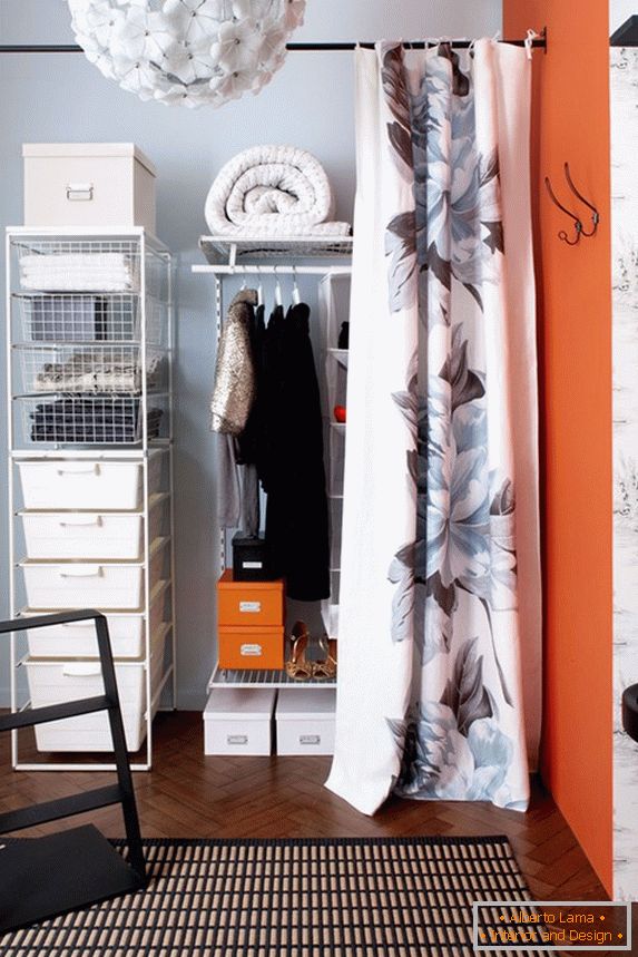Garderobe hinter Vorhang im Inneren eines kleinen Raumes
