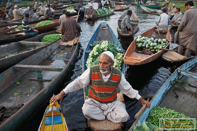 Verkäufer auf einem Boot, Indien