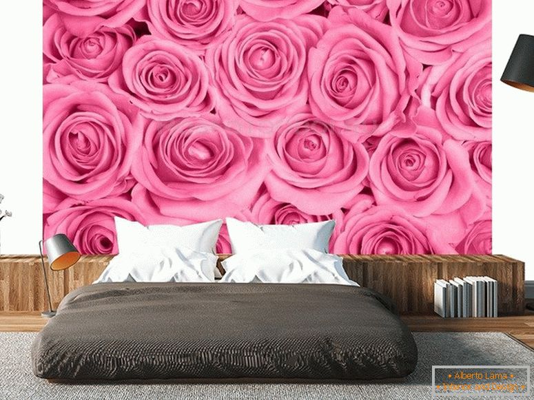 Helle Rosen an der Wand im Schlafzimmer