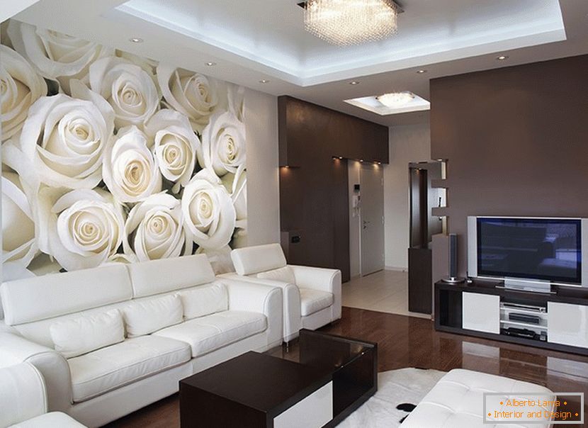 Weiße Rosen an der Wand im Wohnzimmer