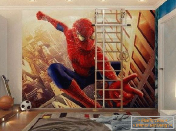 Spiderman Mann im Inneren der Gärtnerei, Foto 9
