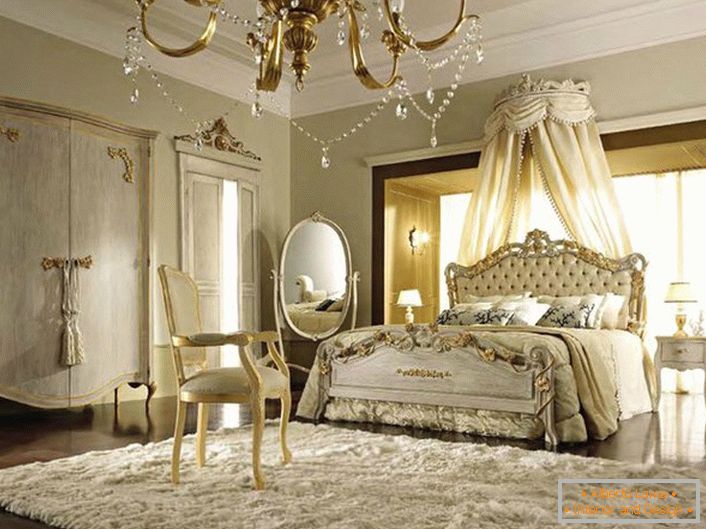 Baldachin über dem Bett wurde hinter dem Kopfteil entfernt. Beige Farbtöne fügen sich harmonisch in die Goldelemente des Dekors ein.