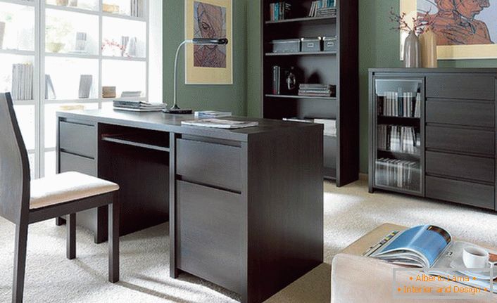 Exquisite Büro ist günstig mit Schrankmöbeln eingerichtet. Richtig ausgewählte Möbelfronten harmonieren harmonisch im Gesamtbild des Interieurs.
