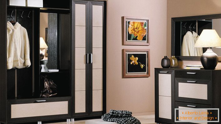 Eine klassische Kombination von Schwarz und Weiß für den Flur. Modular Möbel sind vielleicht die praktischste Option für den Korridor. 