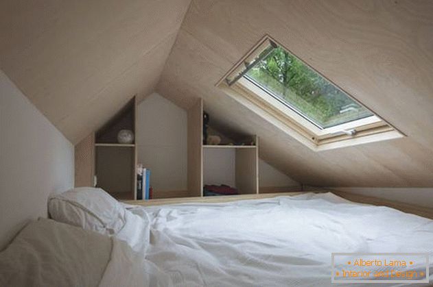 Schlafzimmer unter der Decke in einem Landhaus auf Rädern