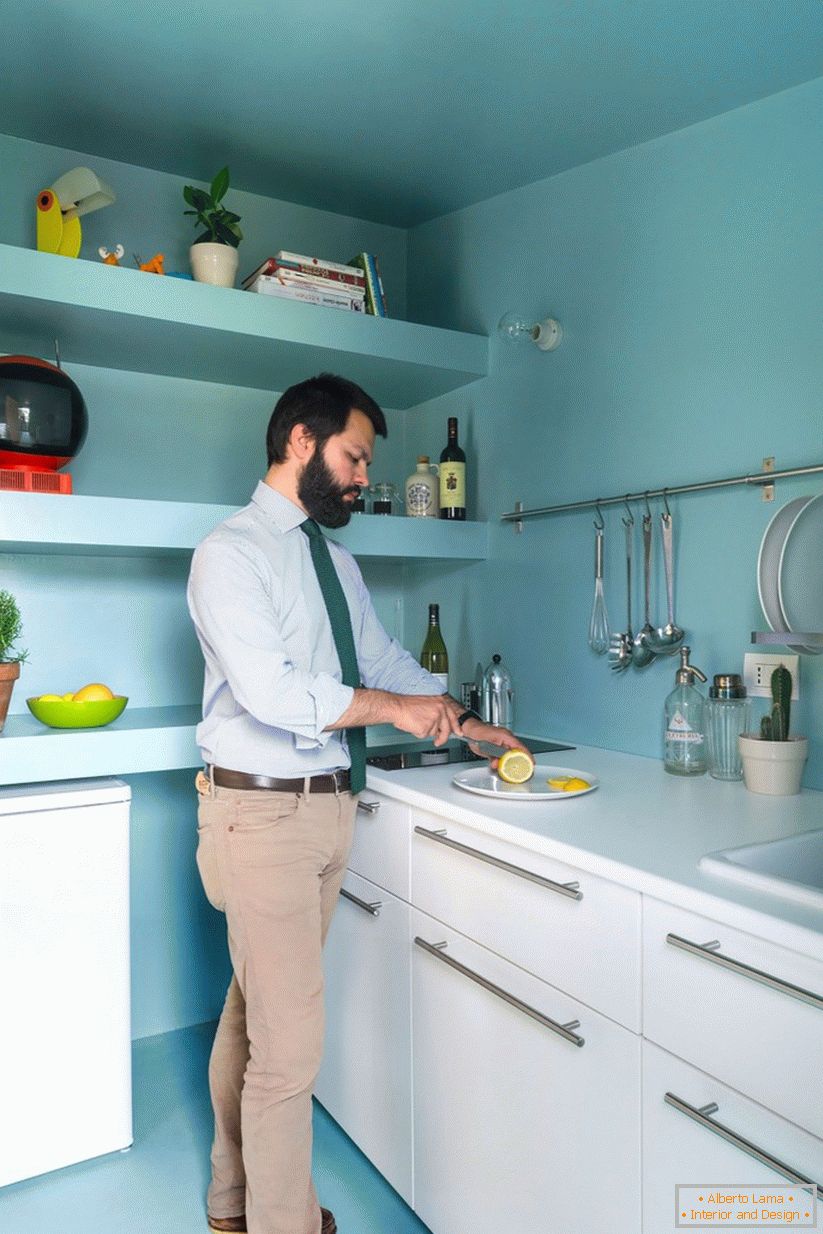 Kücheninnenraum in der Türkisfarbe