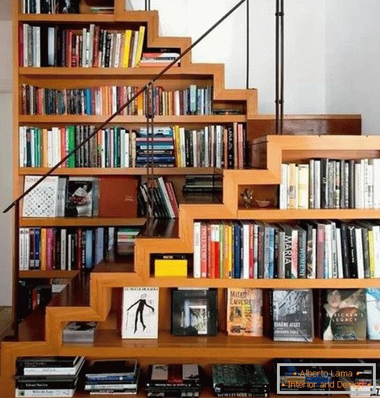 Bücherschrank unter der Treppe in einem privaten Haus Foto