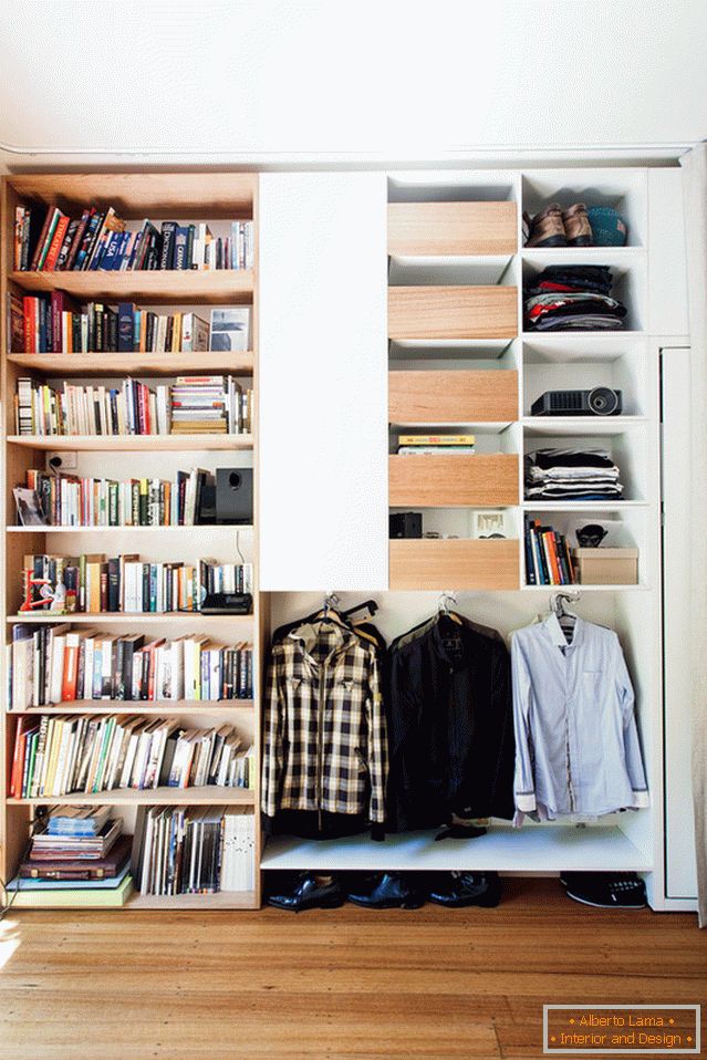 Garderobe für Bücher und Kleidung