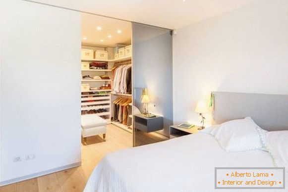 Schrank Kleiderschrank Zimmer im Schlafzimmer - Foto mit einer P-Form