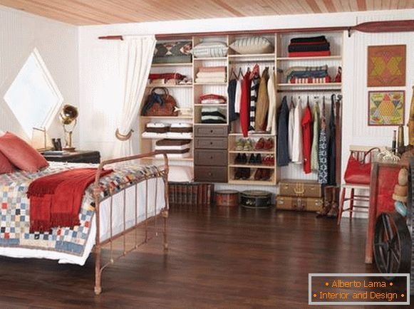 Ein kleiner Umkleideraum im Schlafzimmer - Foto der Umkleidekabine