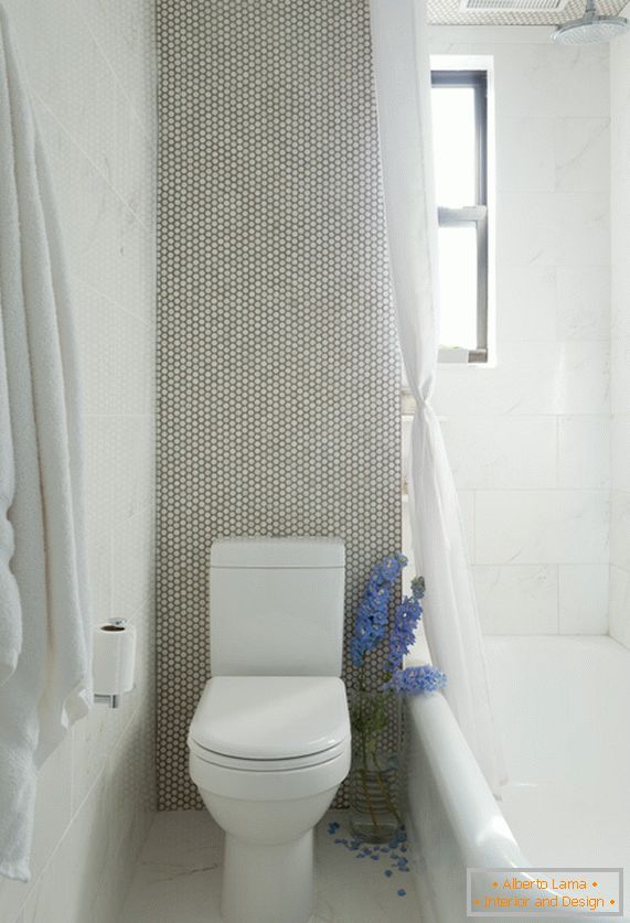 Weiße Toilettenschüssel und -bad im Marmorraum