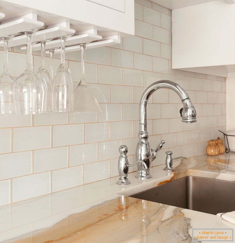 Küchenkran eingebaut in die Marmor-Arbeitsplatte und schwebende Gläser