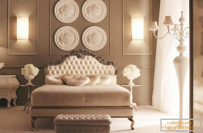 Am Kopfende des Bettes ist die Wand mit einer Komposition aus Designer-Stuck verziert. Exquisite Schlafzimmerdekoration im Art Deco Stil.