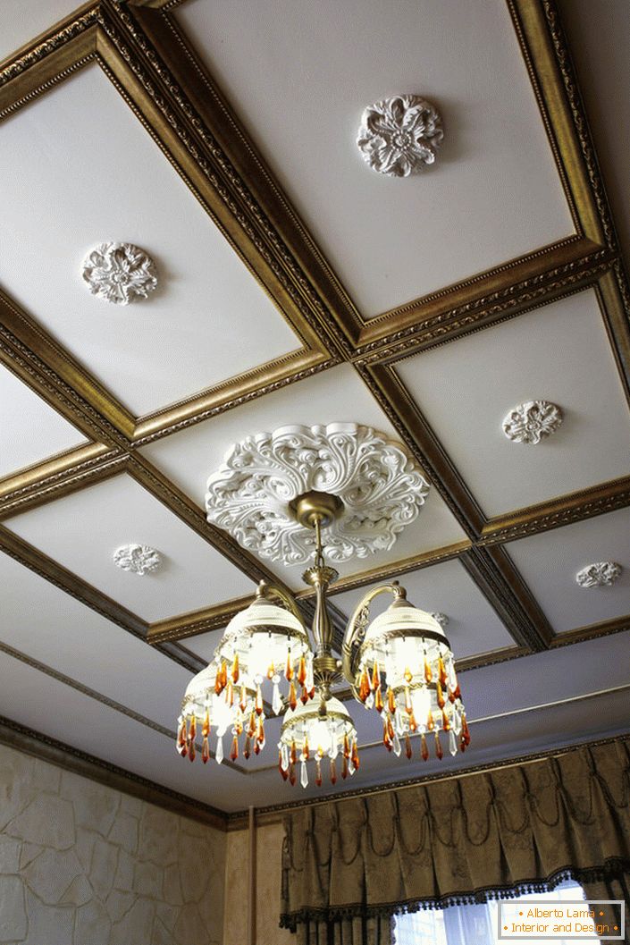 Collage von Stuck - eine der beliebtesten Dekorationen der Decken des Raumes, dekoriert im Empire-Stil, Barock oder Art Deco.