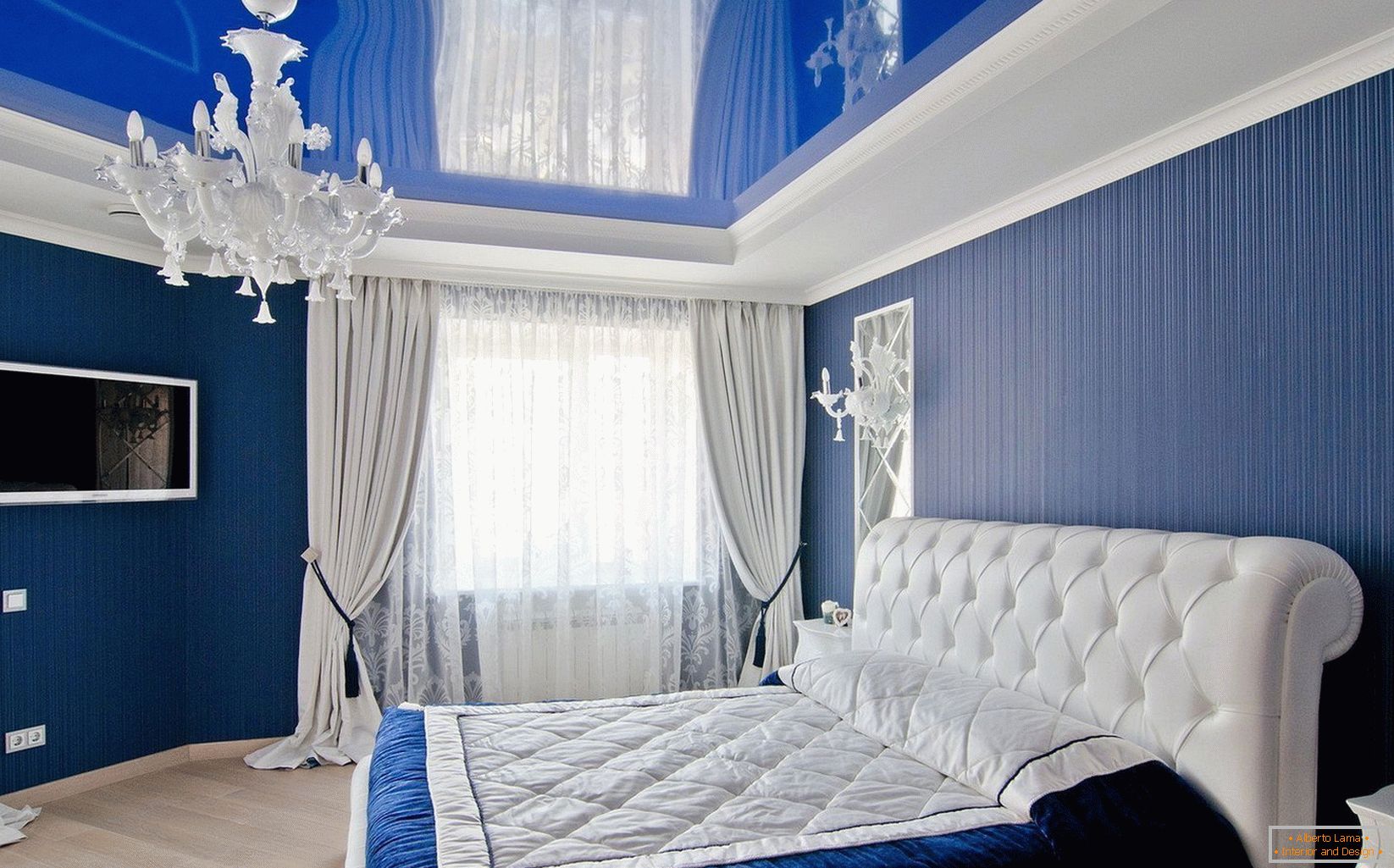 Blaue Decke im Schlafzimmer