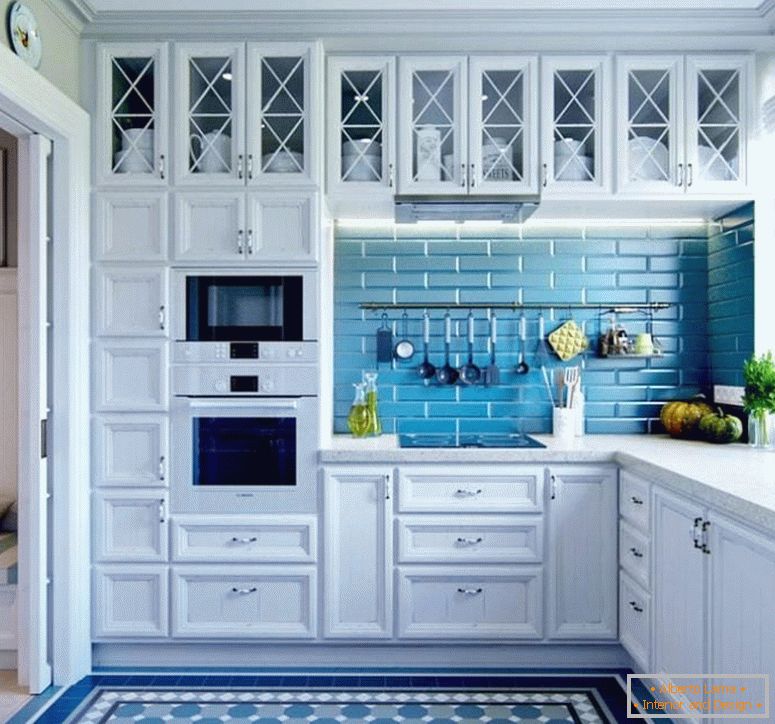 Küche mit Wänden und blauem Boden