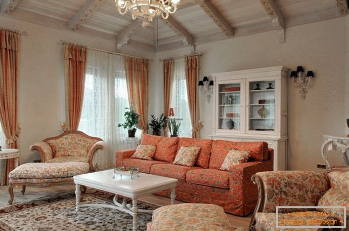 Ein schönes provenzalisches Wohnzimmer für eine wahre Dame.